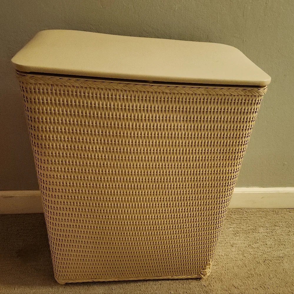 Vintage 1970s Ivory White Woven Wicker Storage Hamper